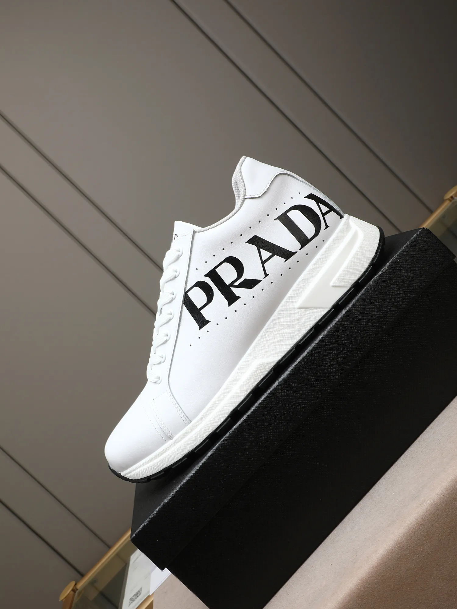 Men's shoes 💰460 PRADA's new model is on the market, the picture above is a must-sell! Fashionable casual men's shoes, trendy and versatile, relaxed and sporty style, imported cowhide leather uppers 3D printed and ultra-fine workmanship. Light and comfortable on the feet, available in 5 colors! 38-44(45 customized)